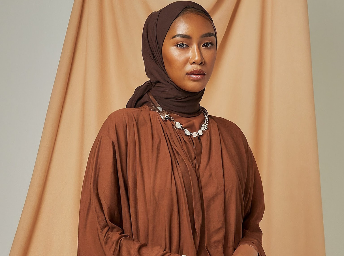 You are currently viewing The Complete Guide to Selecting the Best Abaya Colours for Brown Skin